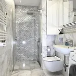 White Marble In Black Pearl Chic Centre Διαμέρισμα *